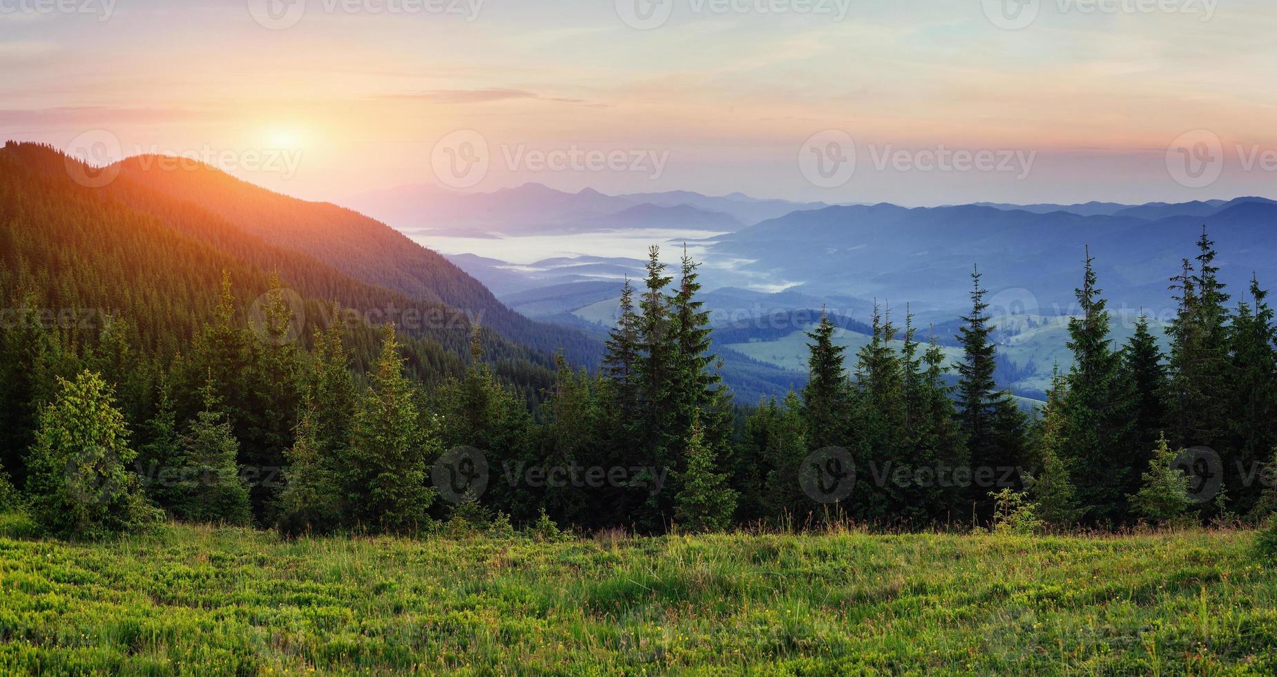 paysage avec brouillard au coucher du soleil des montagnes. photo