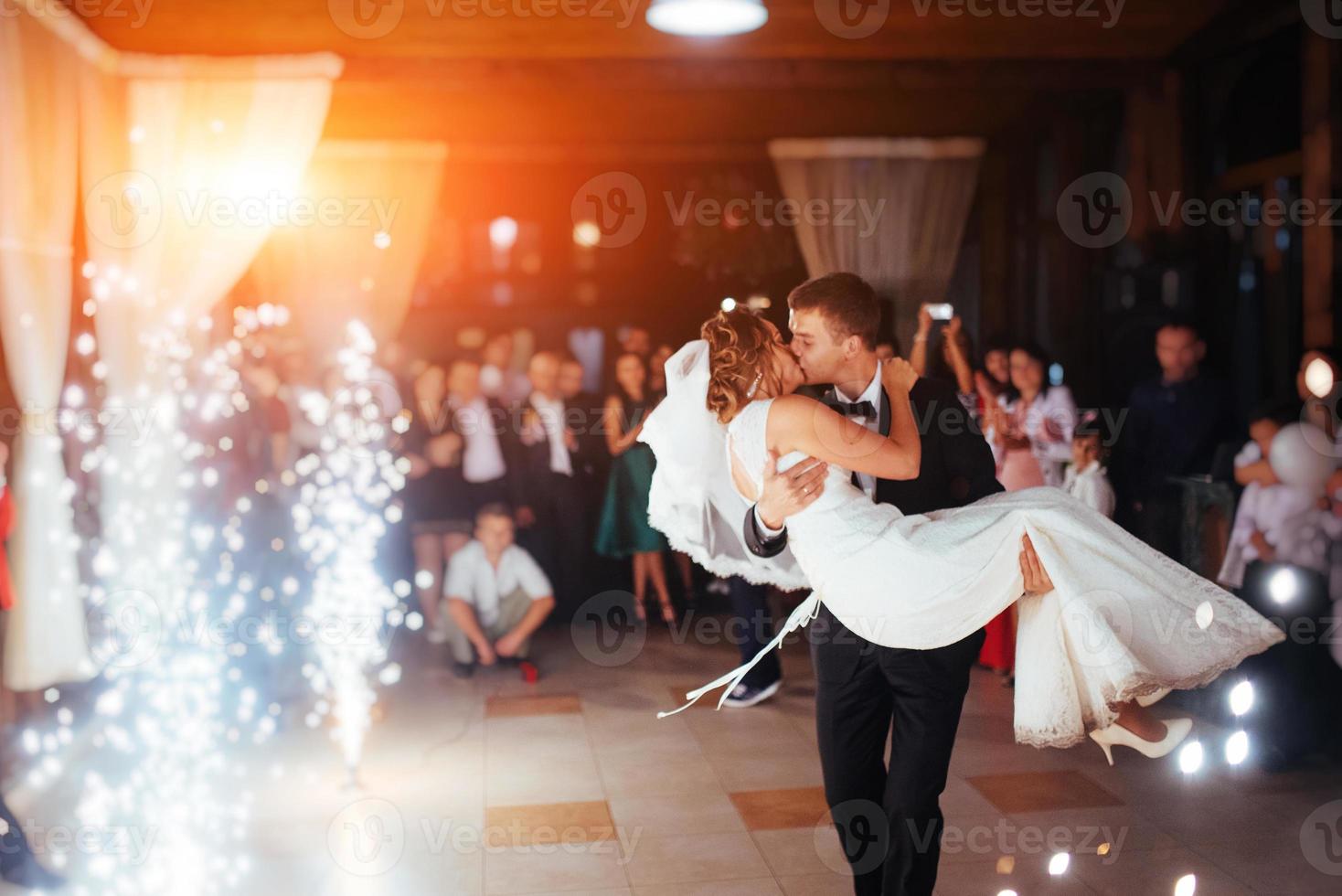 heureux mariés à leur première danse, mariage photo