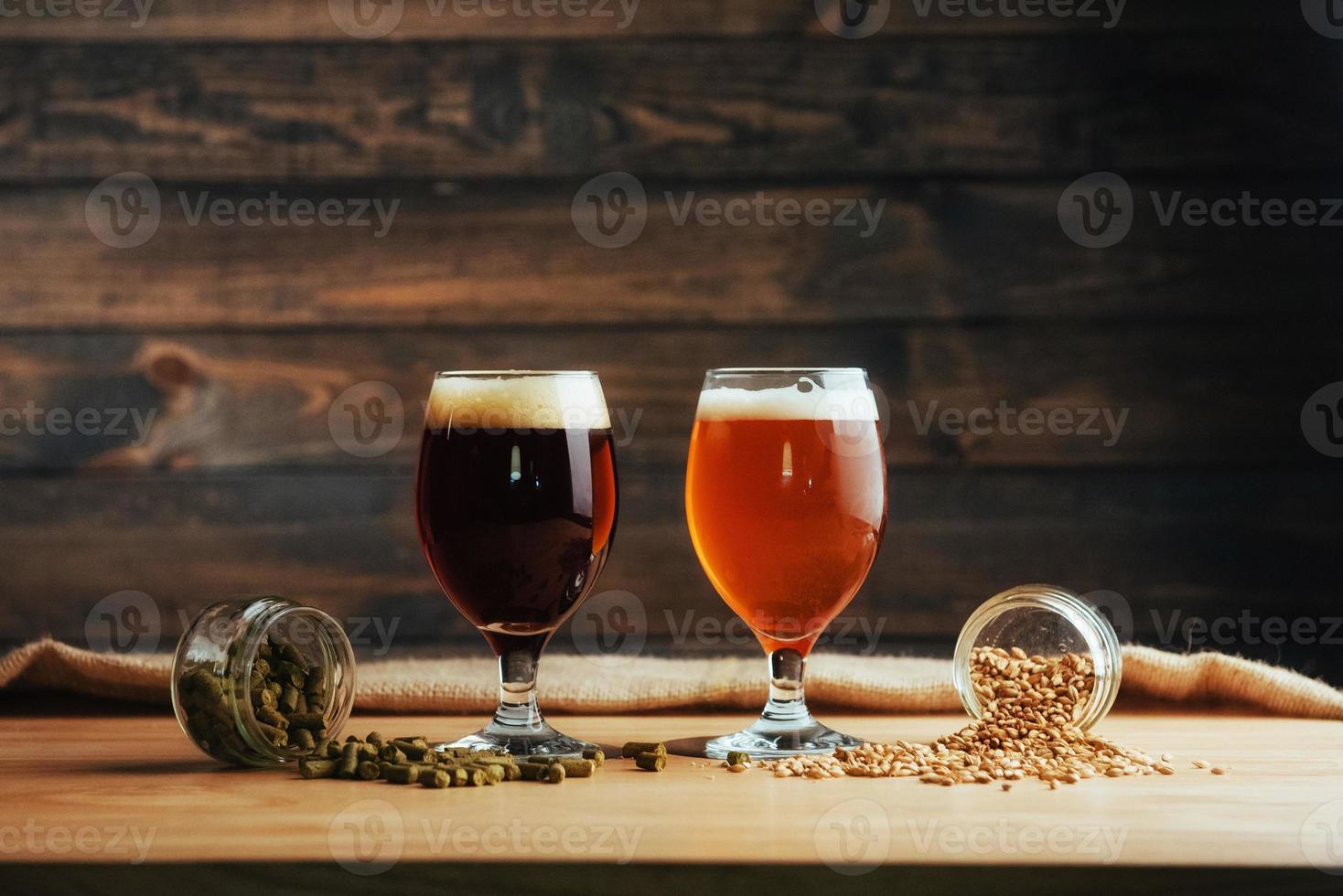 deux verres de bière sur une table en bois grains photo
