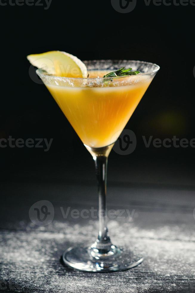 Poire cocktail poire alcool jaune sur fond sombre photo