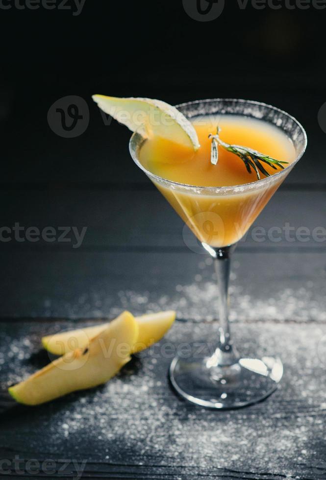 Poire cocktail poire alcool jaune sur fond sombre photo