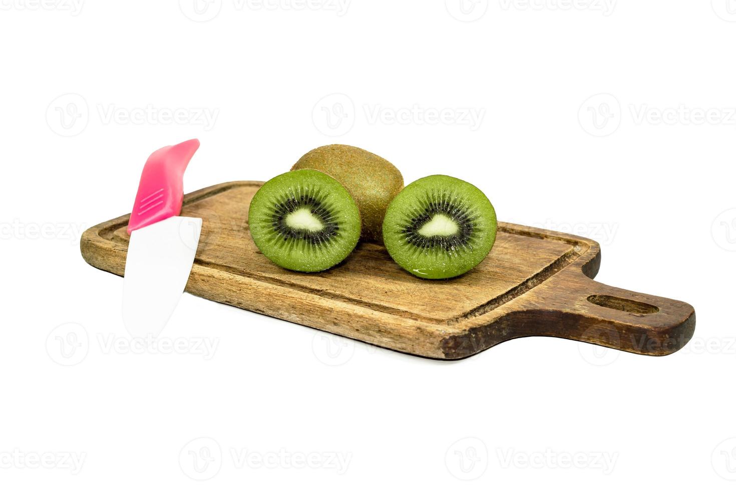 tranche de kiwi dans une planche à découper ont un couteau isolé sur fond  de bois 6590357 Photo de stock chez Vecteezy