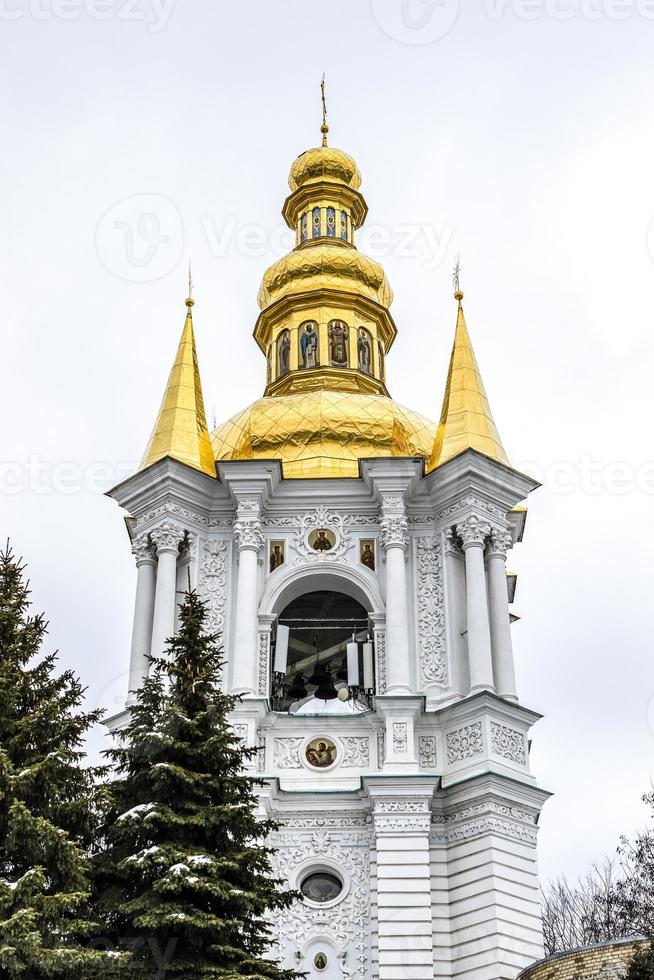 Dôme doré du monastère kyevo-pecherska lavra à Kiev, Ukraine, Europe photo