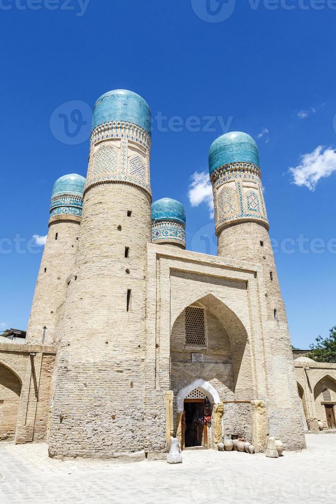 Extérieur de la médersa chor minor à Boukhara, Ouzbékistan, Asie centrale photo