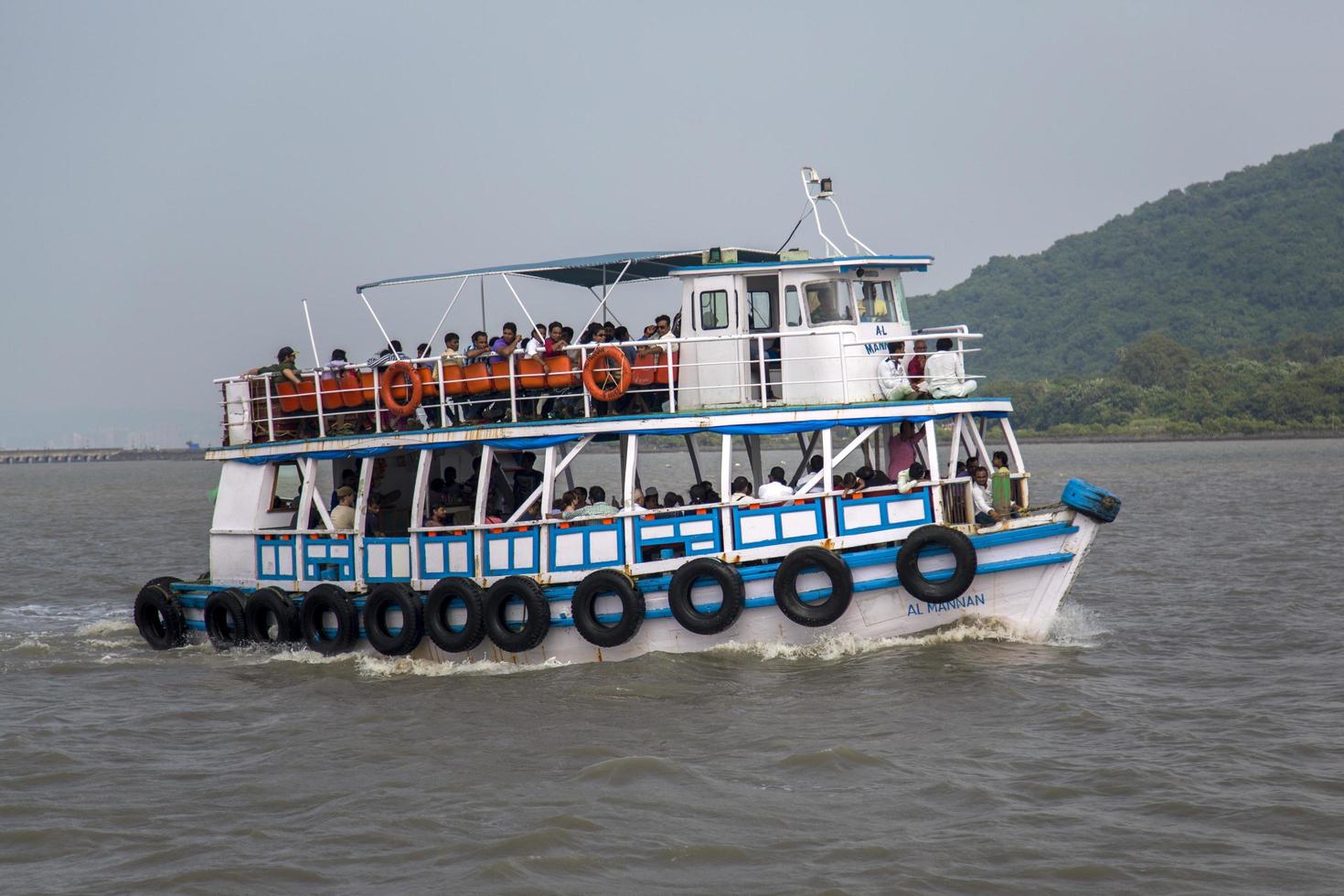 mumbai, inde - 11 octobre 2015 - personnes non identifiées sur un ferry. le transport par eau à mumbai se compose principalement de ferries. les services sont fournis par des agences gouvernementales ainsi que par des partenaires privés. photo