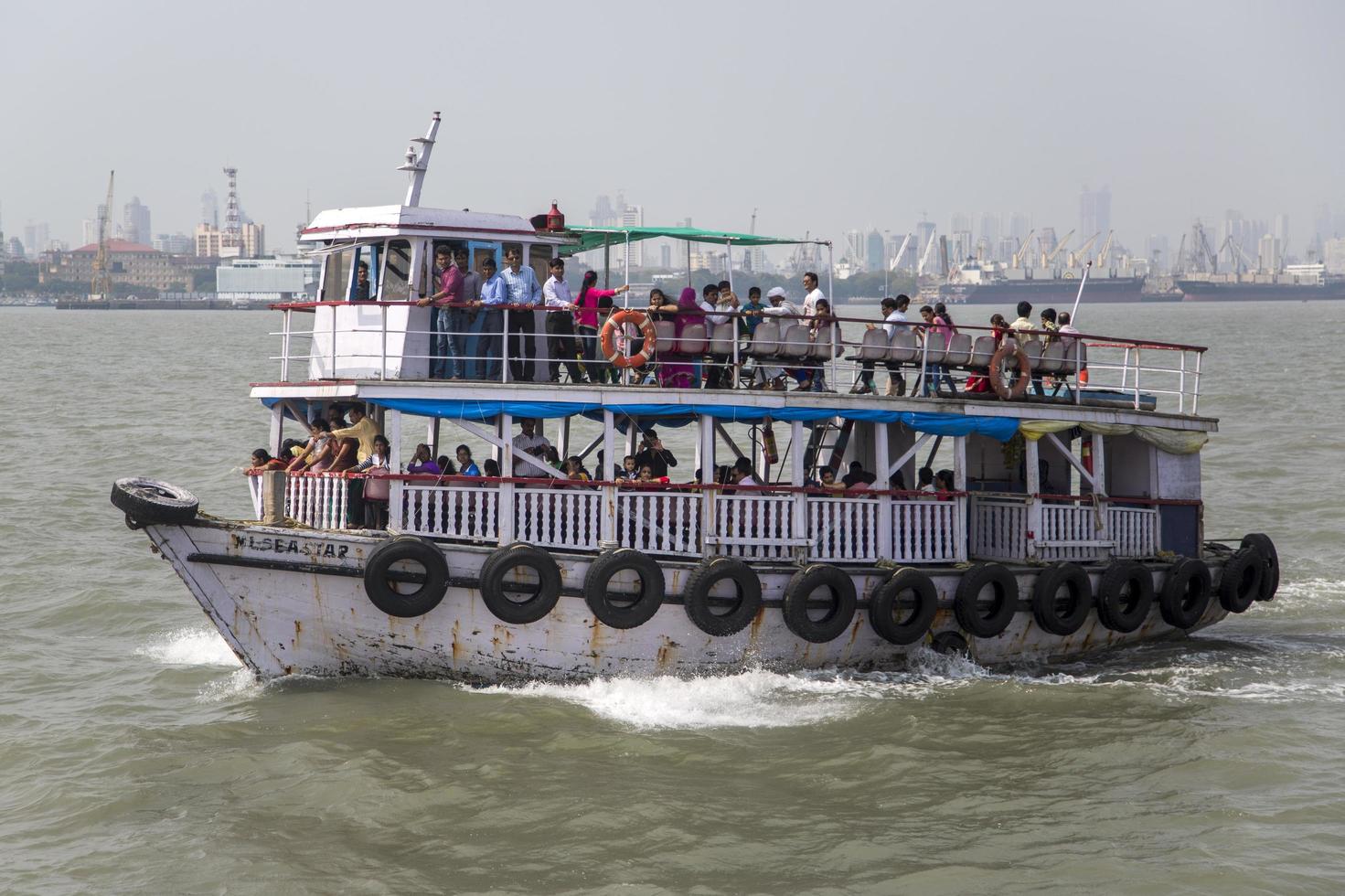 mumbai, inde - 11 octobre 2015 - personnes non identifiées sur un ferry. le transport par eau à mumbai se compose principalement de ferries. les services sont fournis par des agences gouvernementales ainsi que par des partenaires privés. photo