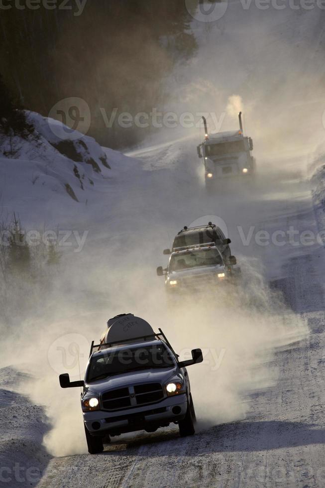 approche de la circulation sur une route étroite photo