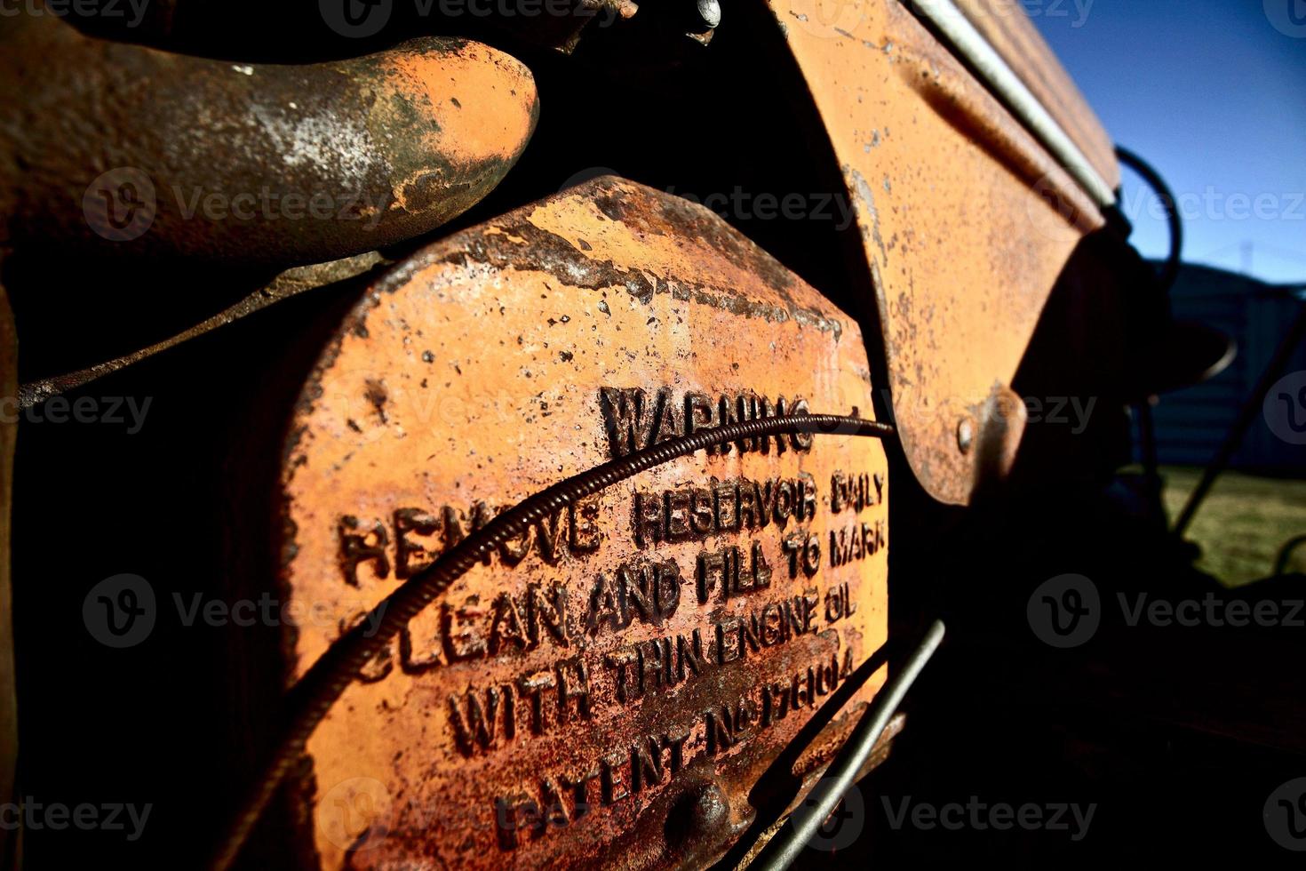 tracteur vintage laissé rouiller en saskatchewan photo