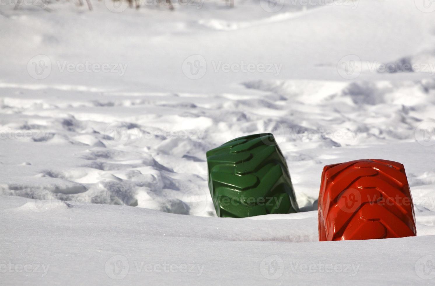 Pneu bicolore dans le champ couvert de neige photo