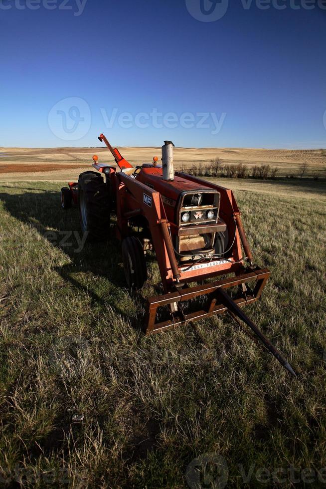 Tracteur ensoleillé dans le champ en Saskatchewan photo