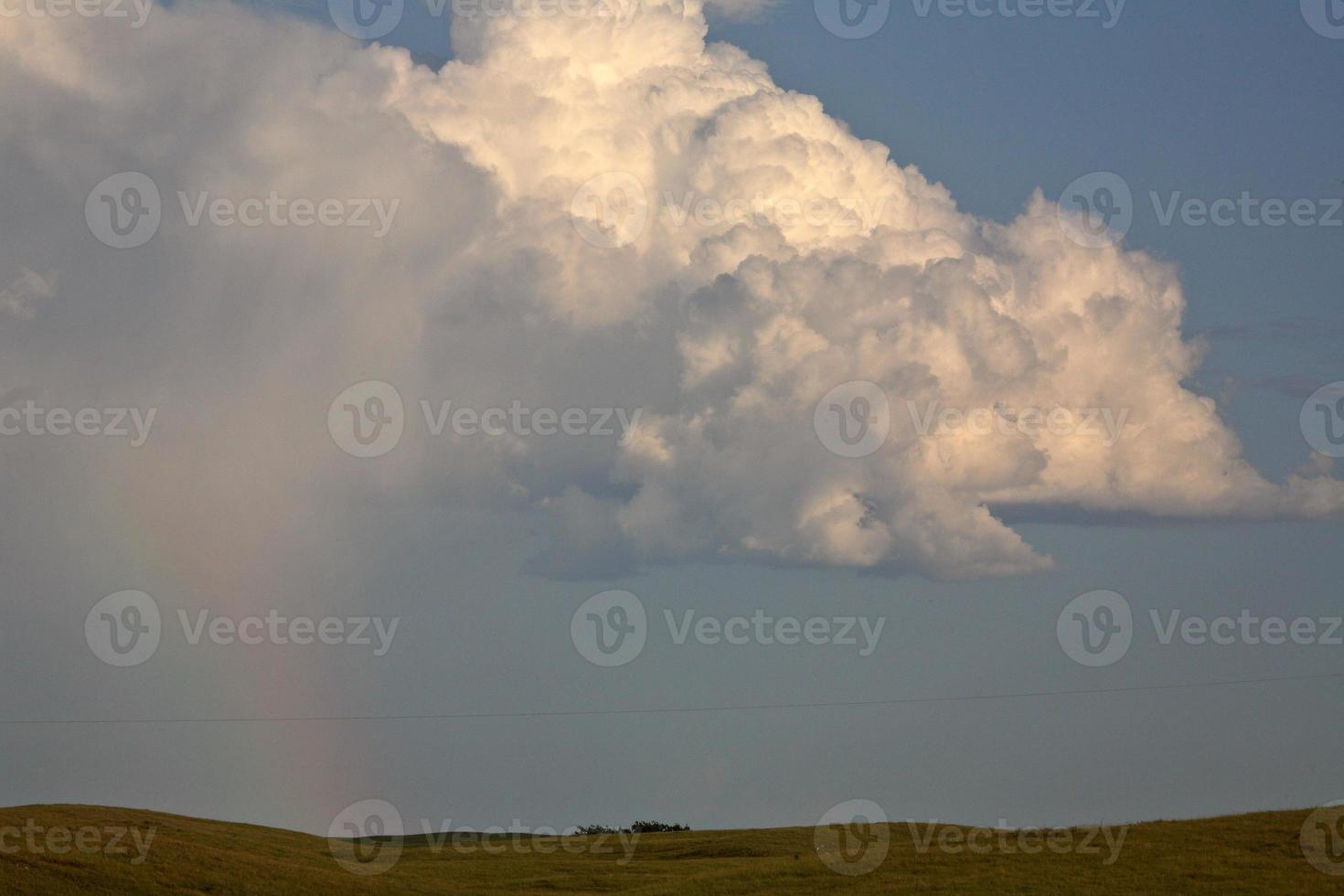 Thunderhead se formant avec un arc-en-ciel dans le coteau du Missouri photo