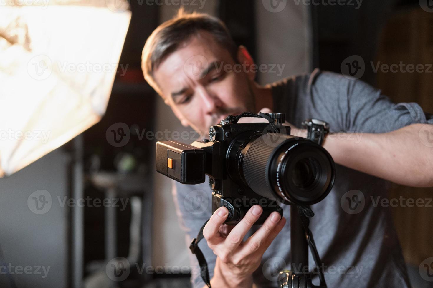 photographe en train de prendre des photos en studio