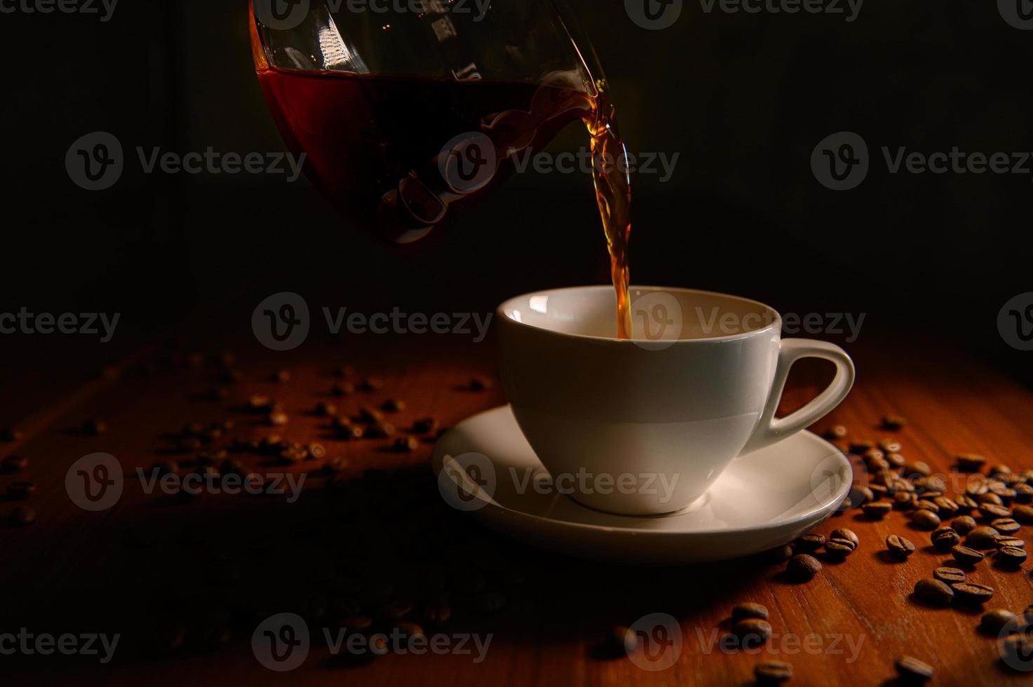 café chaud à partir de grains de café frais prêts à boire dans une tasse à café blanche. photo