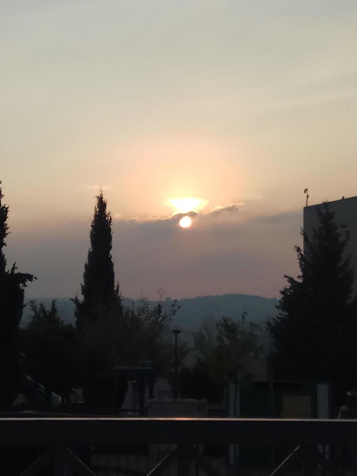 magnifique coucher de soleil en israël vue sur la terre sainte photo