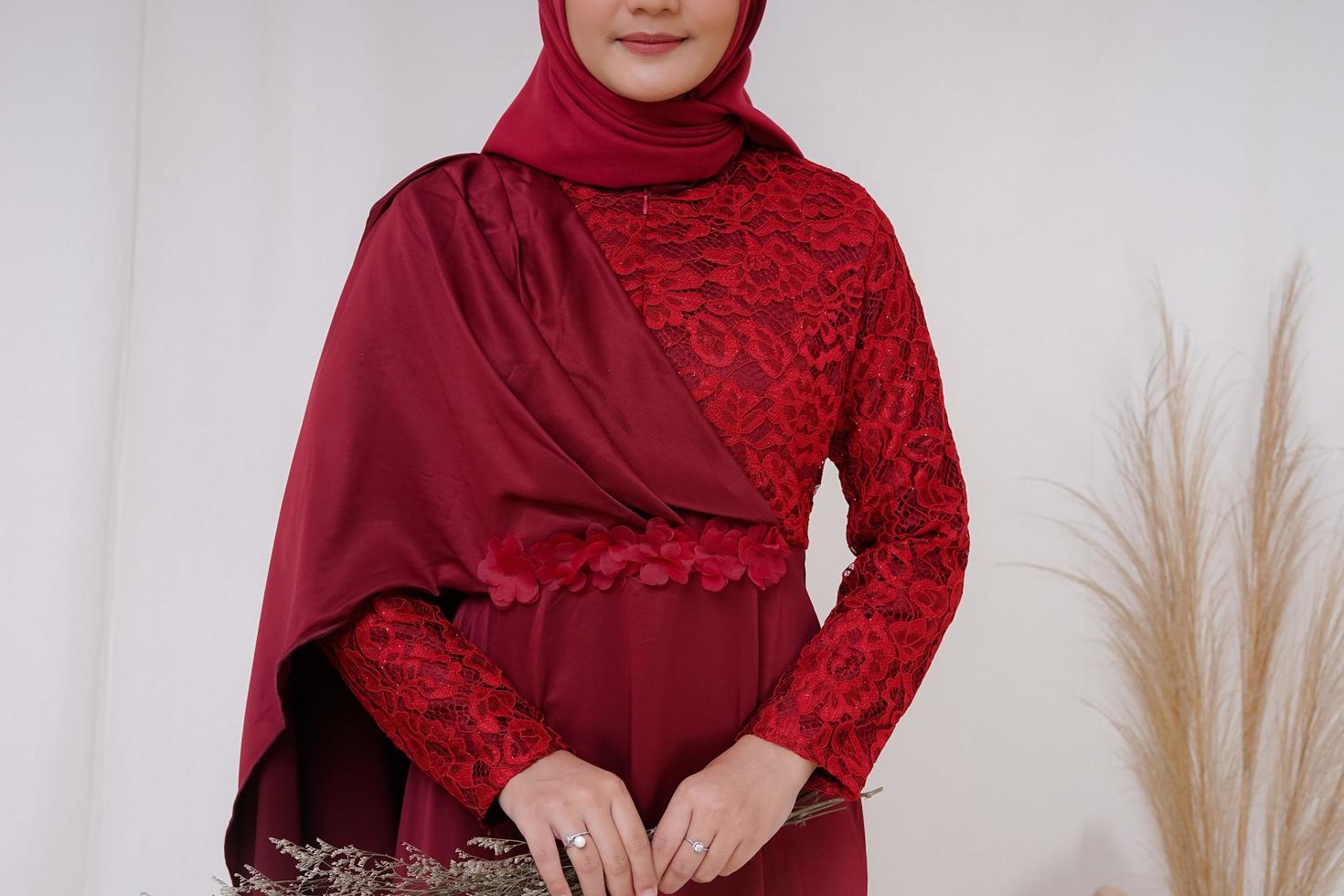 beau modèle féminin islamique portant la mode hijab, une tenue de style de vie moderne pour femme musulmane. concept une robe de mariée, beauté ou eidul fitri. un modèle de fille asiatique portant le hijab sur une séance photo à l'intérieur