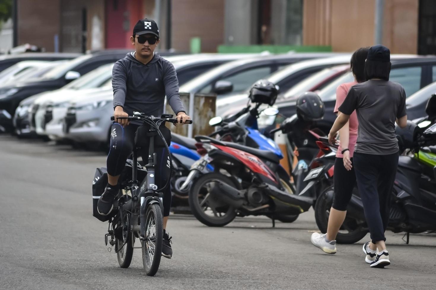 bekasi, ouest de java, indonésie, 5 mars 2022. personnes faisant de l'exercice à vélo dans le parc de la ville le samedi photo