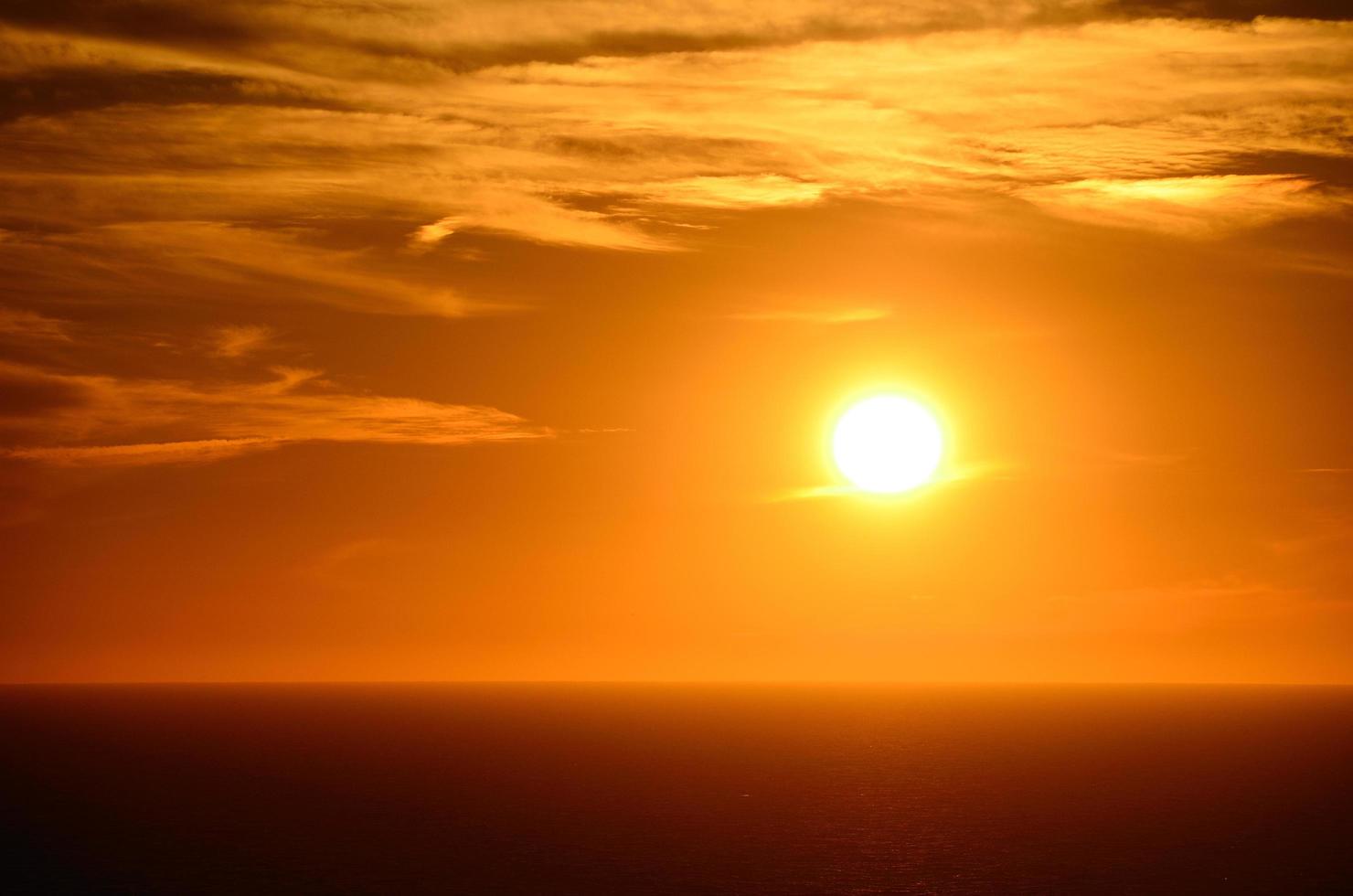 coucher de soleil orange vif photo