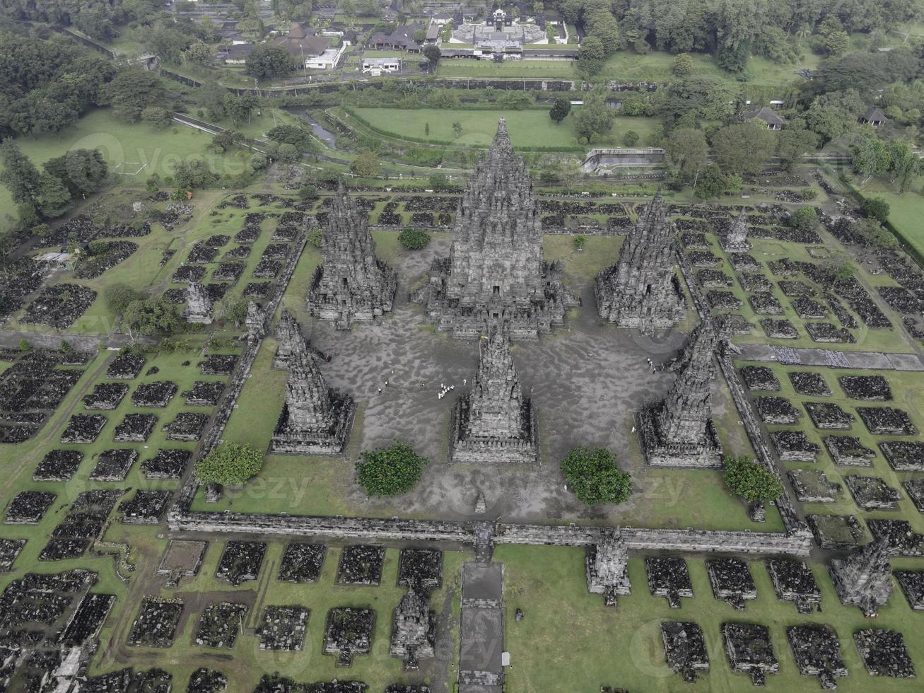 vue aérienne du magnifique complexe de temples de prambanan à yogyakarta, indonésie photo