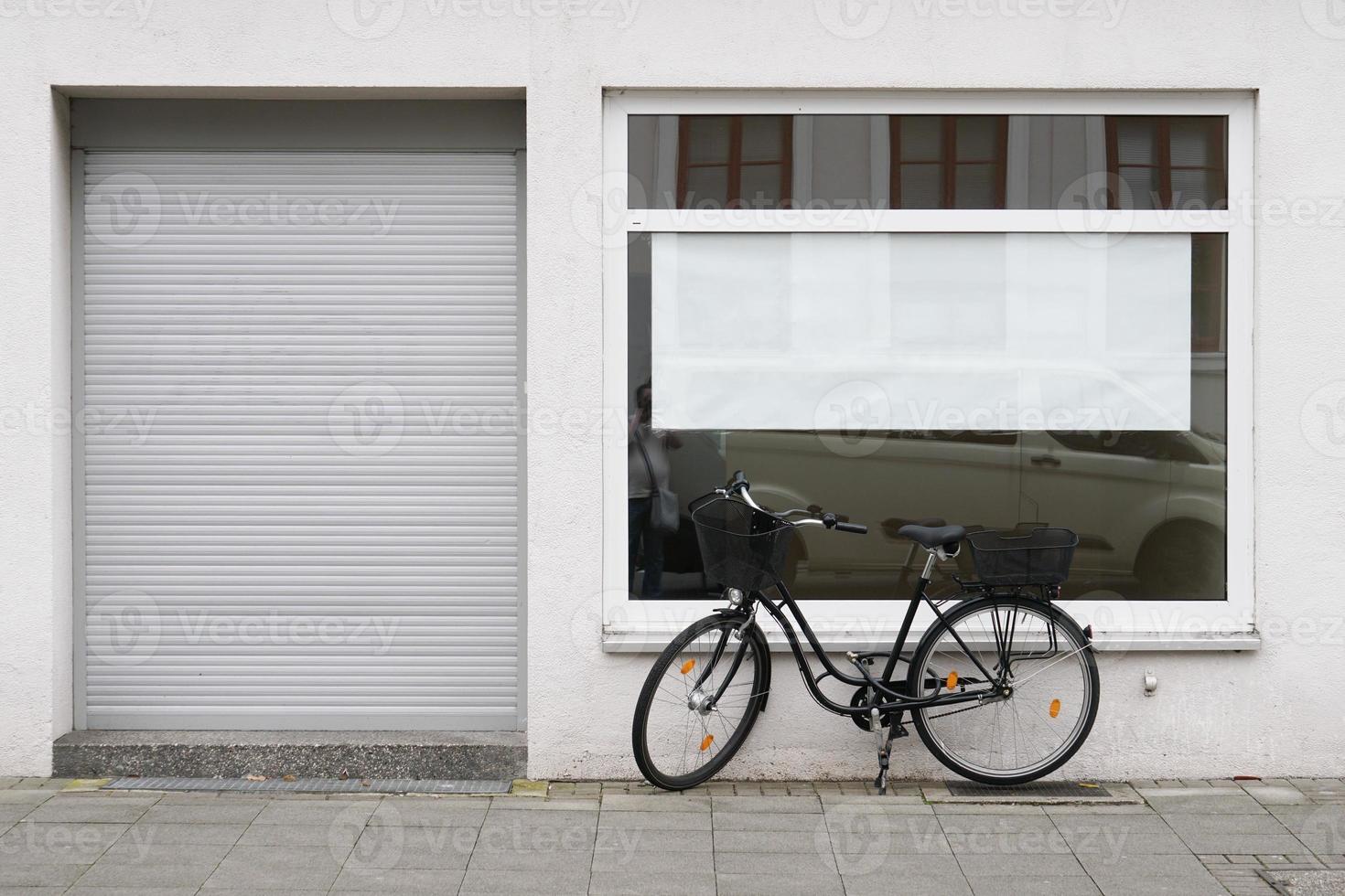 signe de vacance vierge avec espace de copie dans une boutique ou une fenêtre de magasin vide photo