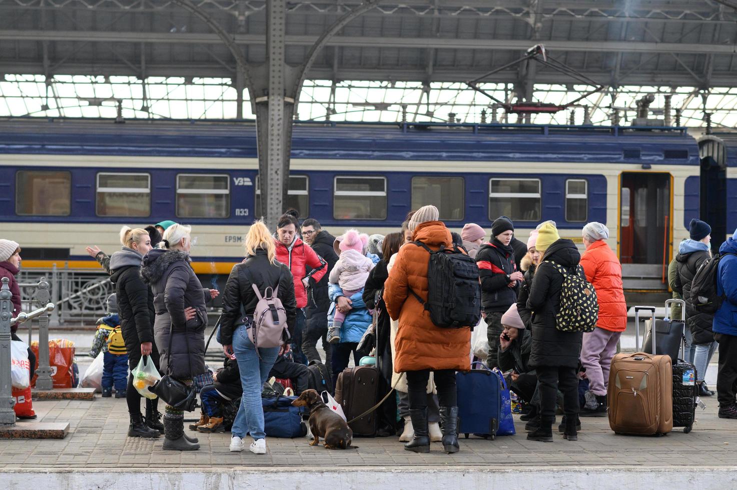 lviv, ukraine - 12 mars 2022. les gens de la gare de la ville ukrainienne occidentale de lviv attendent le train pour la pologne. photo