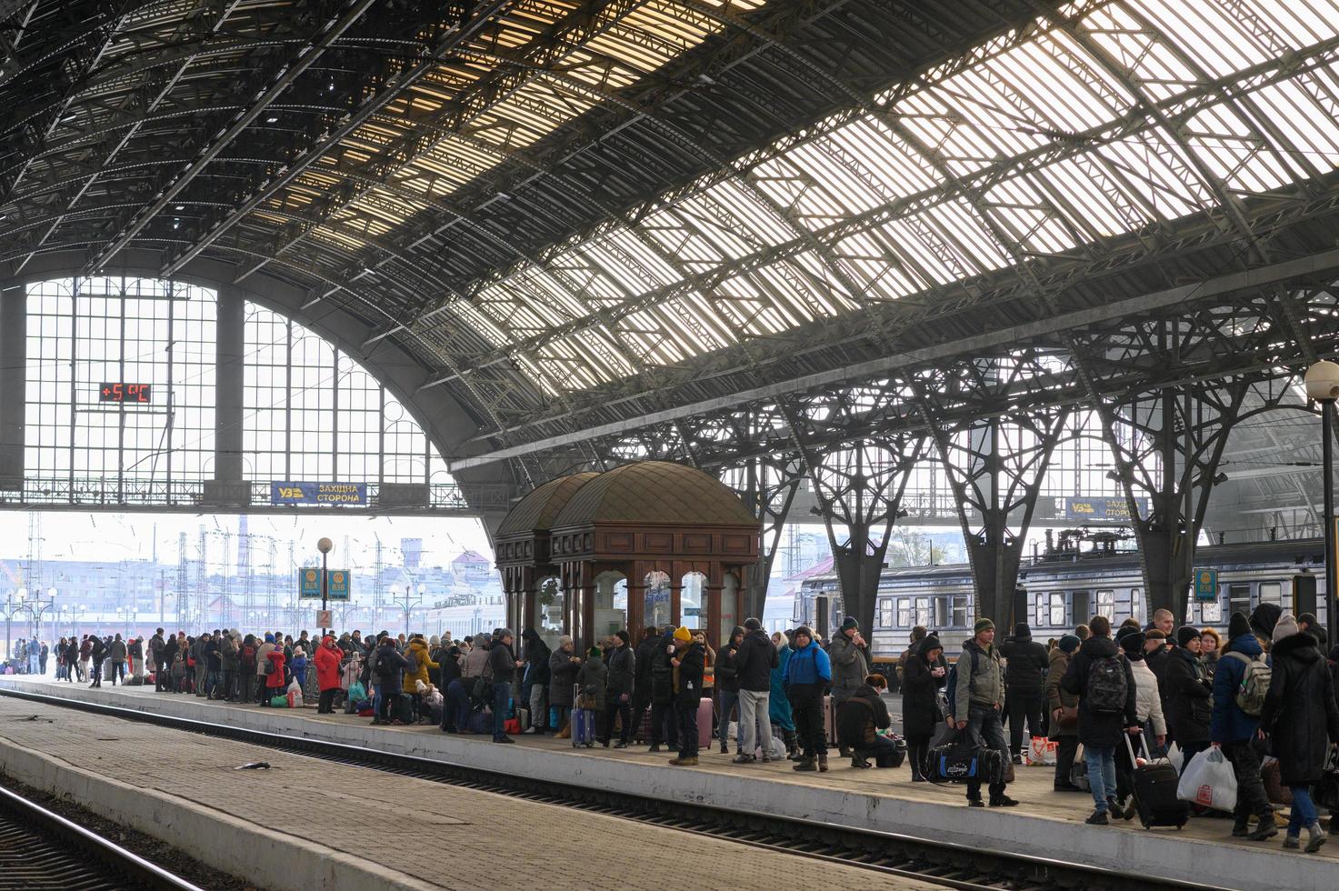 lviv, ukraine - 12 mars 2022. les gens de la gare de la ville ukrainienne occidentale de lviv attendent le train pour la pologne. photo