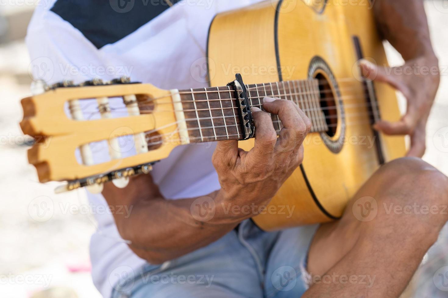 musicien de flamenco jouant de la guitare espagnole à grenade.. photo