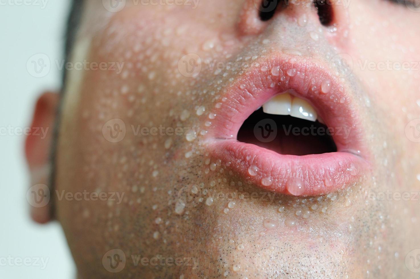 portrait fermé d'un homme avec des gouttes d'eau photo