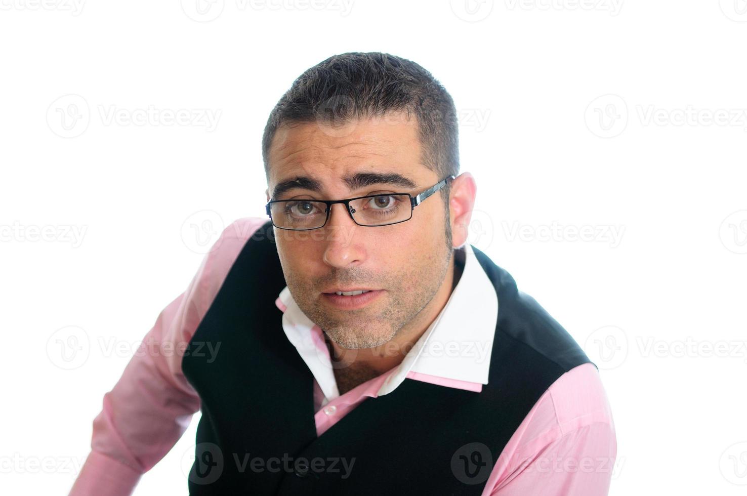 homme d'affaires prospère avec des lunettes portant un gilet et une chemise rose photo