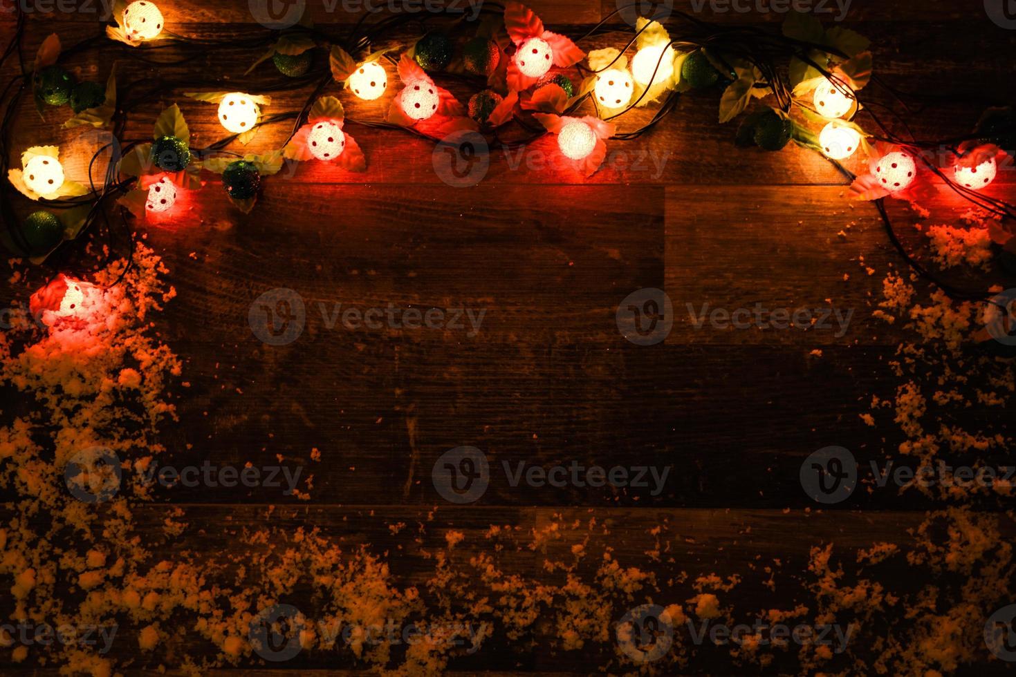 lumières de Noël sur planche de bois foncé photo