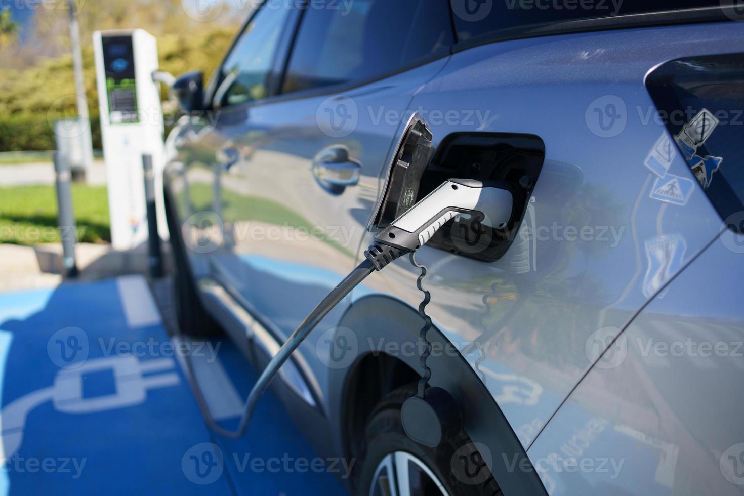 faire le plein d'une voiture électrique, une alternative écologique photo