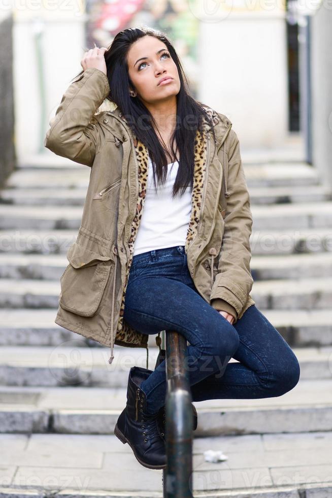 jeune femme aux yeux verts en contexte urbain photo