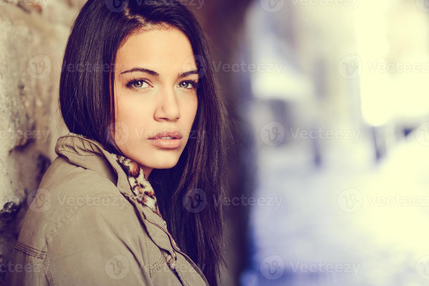 jeune femme aux yeux verts en contexte urbain photo