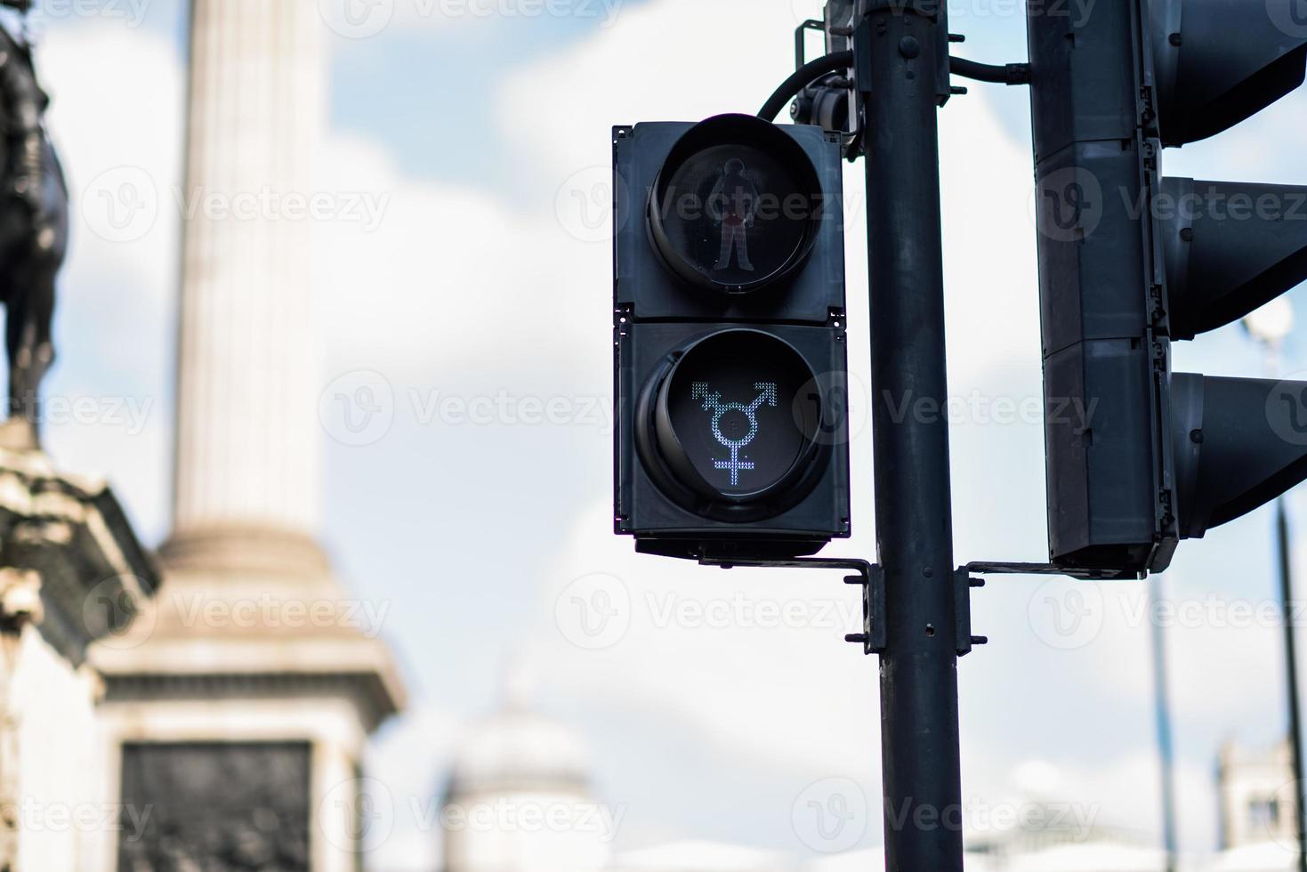 signaux lumineux pour piétons lgbt symbolisant l'égalité, la diversité et la tolérance photo