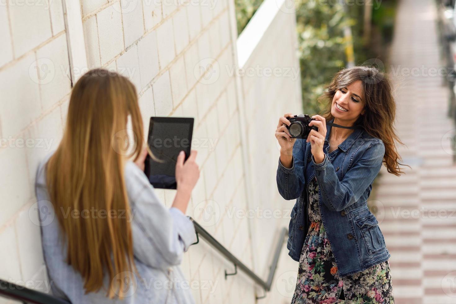 deux jeunes femmes touristiques prenant des photos à l'extérieur