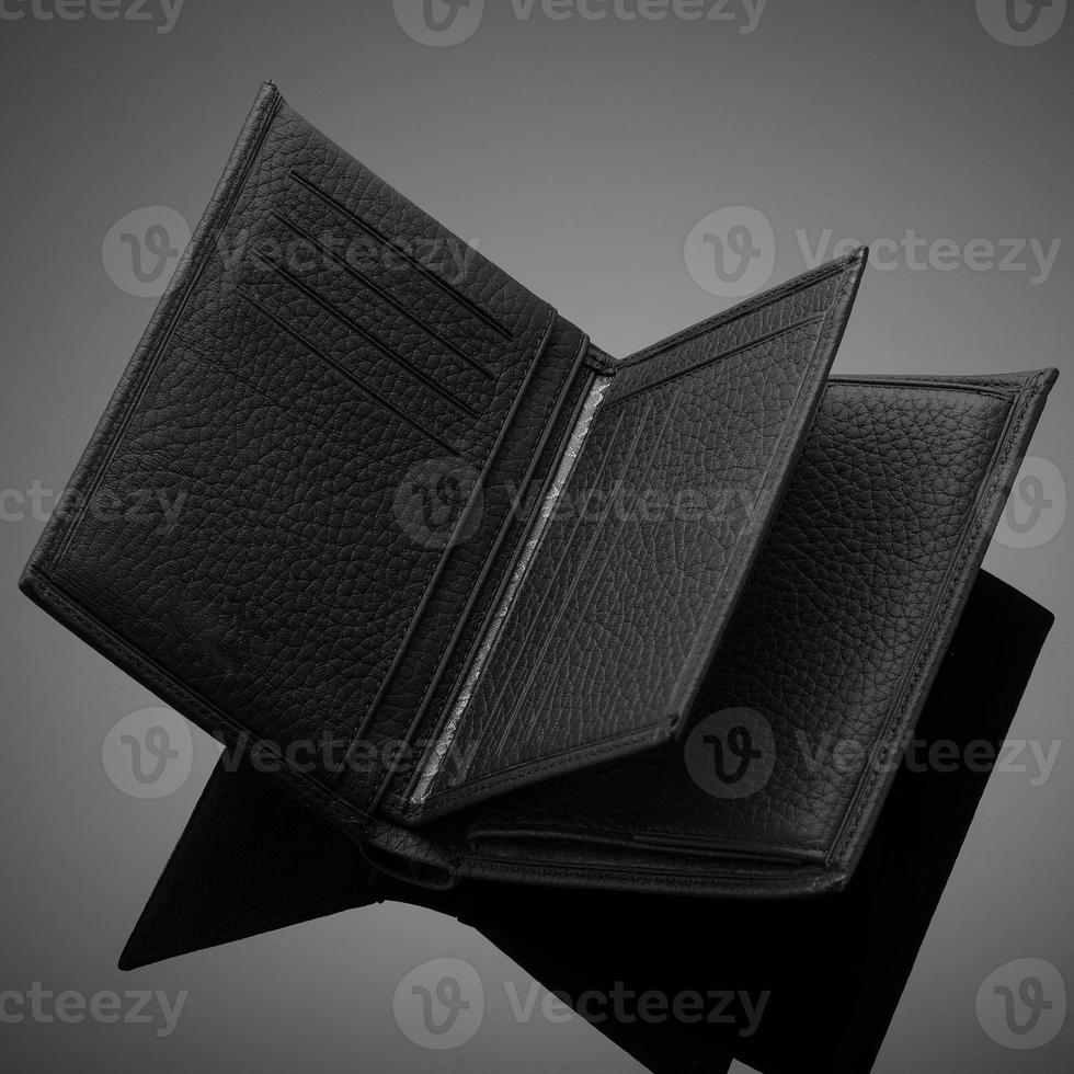 portefeuille pour hommes en cuir design à la mode sur fond noir photo