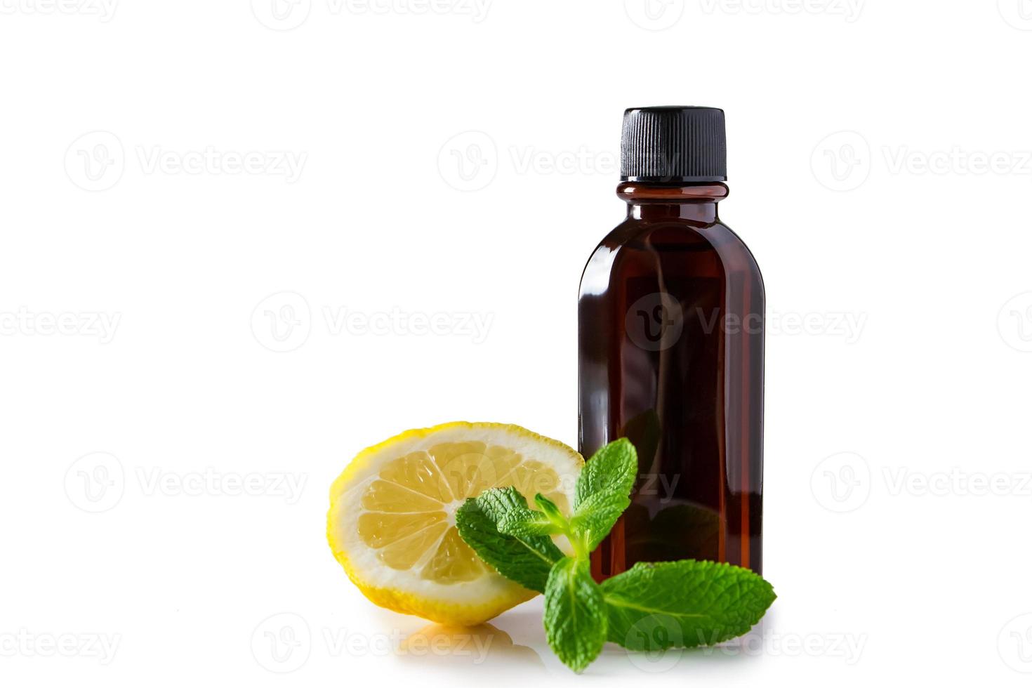 huile aromatique au citron et à la menthe sur fond blanc. photo