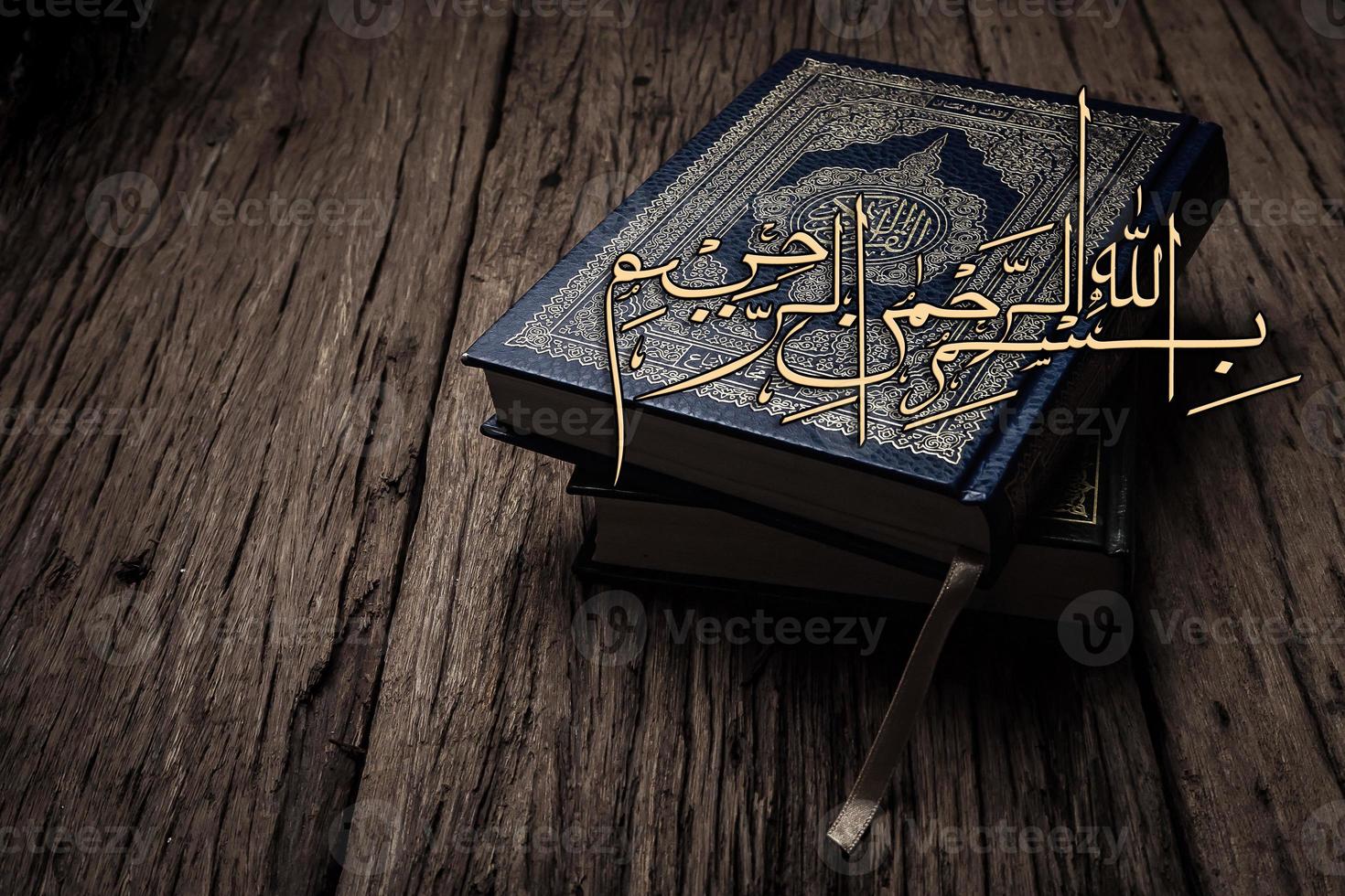 bismillah signifie au nom d'allah l'art arabe avec le livre sacré du coran des musulmans objet public de tous les musulmans. photo