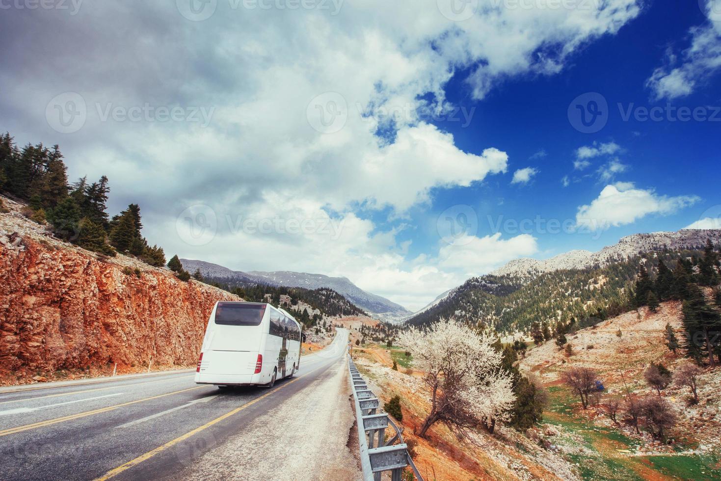 belle route panoramique dans les montagnes. promenades en voiture sur le surf d'asphalte photo