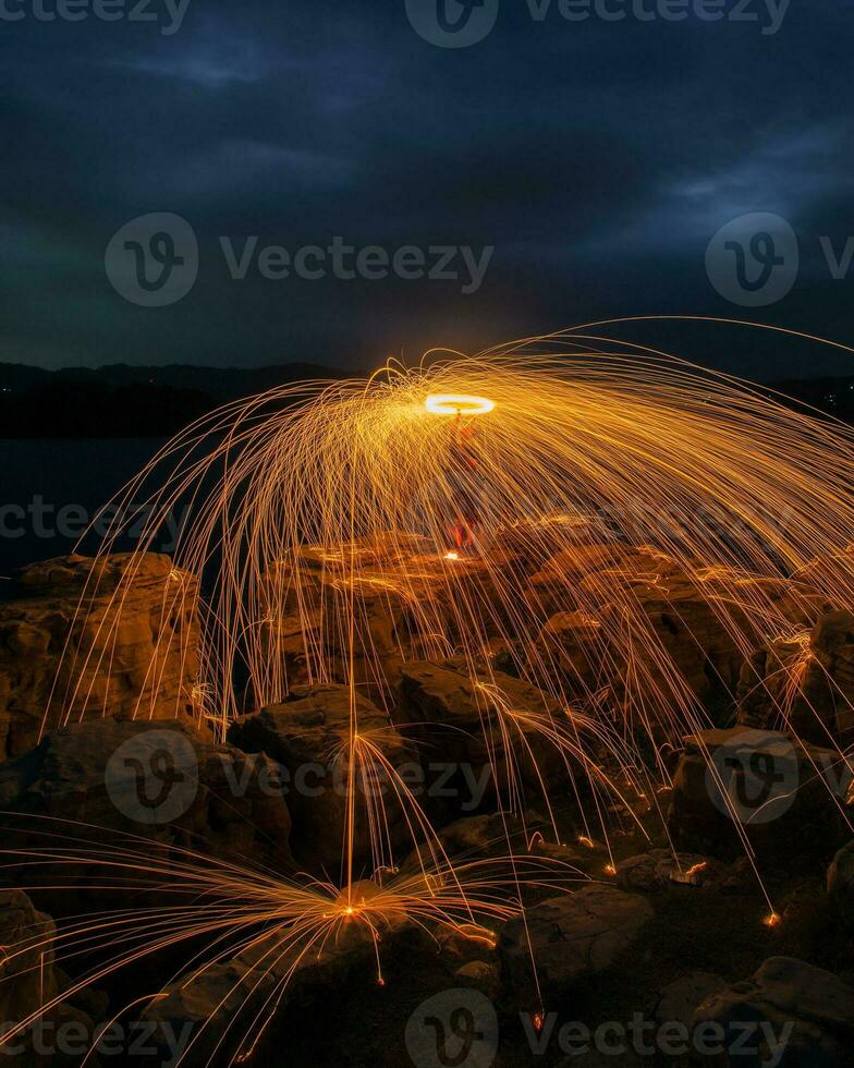 photographie de laine d'acier sur les rochers photo