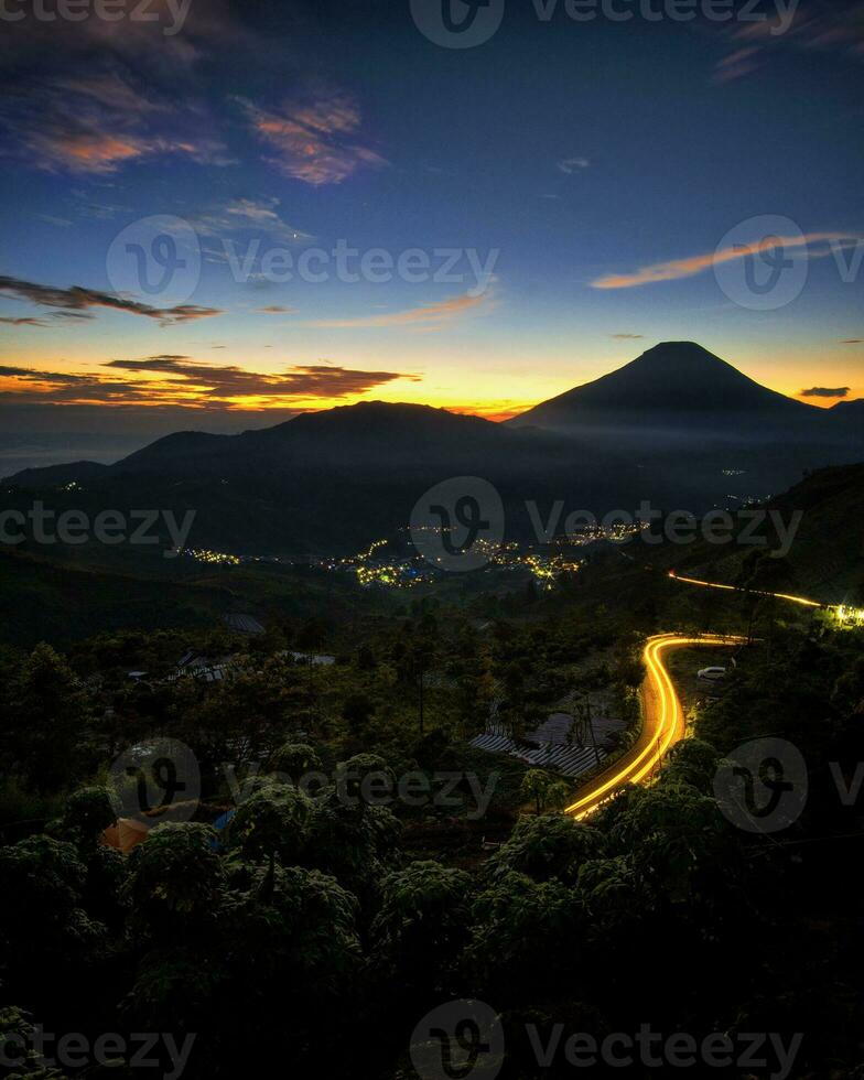 sentier lumineux, lever de soleil panoramique sur la montagne, situé à bukit sekapuk, régence de wonosobo, indonésie. photo