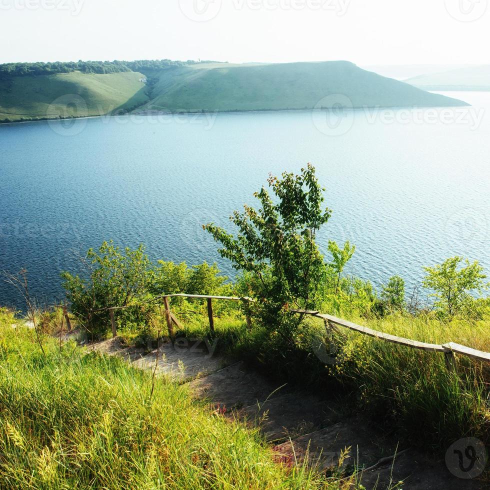 une vue fantastique sur le sentier sur la colline menant au lac pittoresque. photo