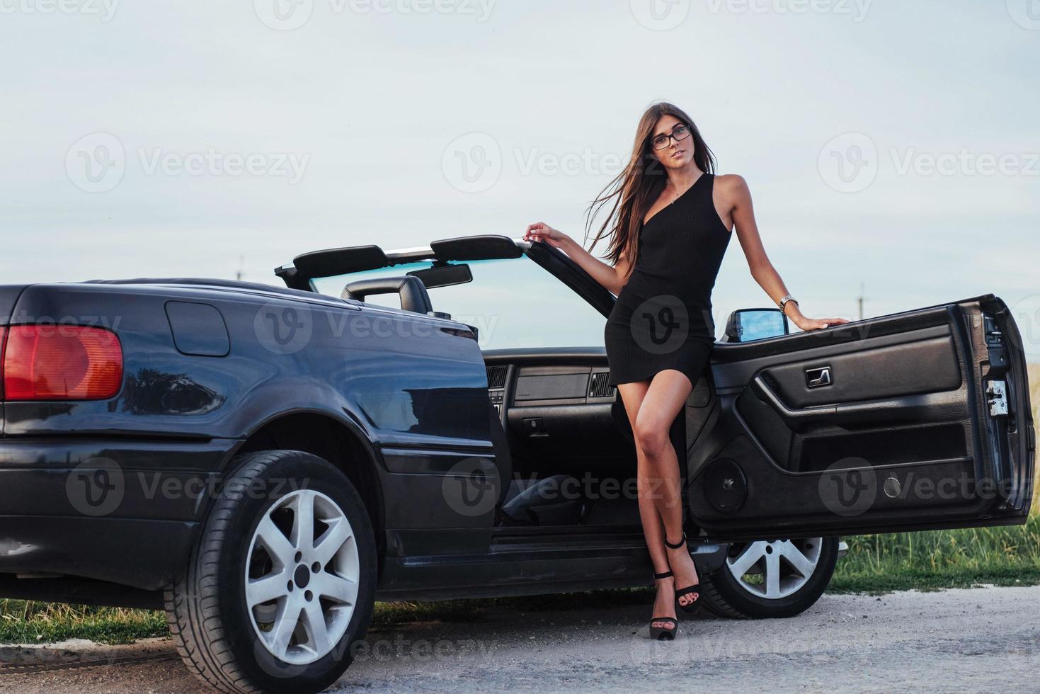 belle femme près de cabriolet noir photo