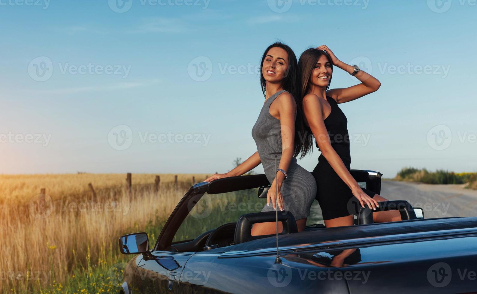 belles deux femmes assises dans un cabriolet photo