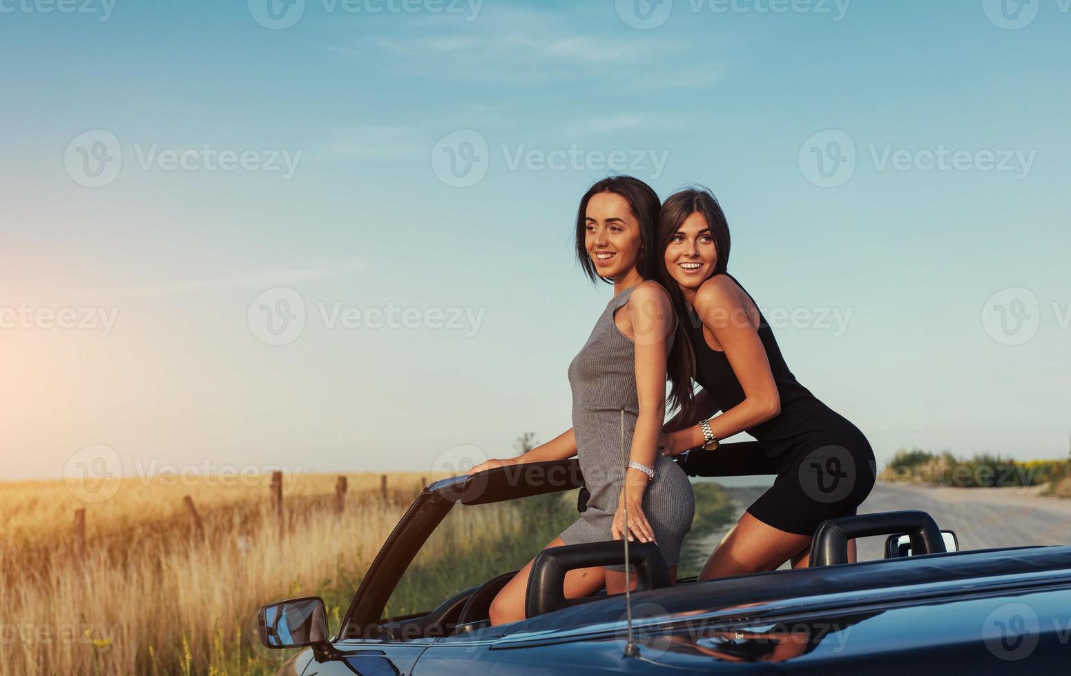 belles deux femmes assises dans un cabriolet photo