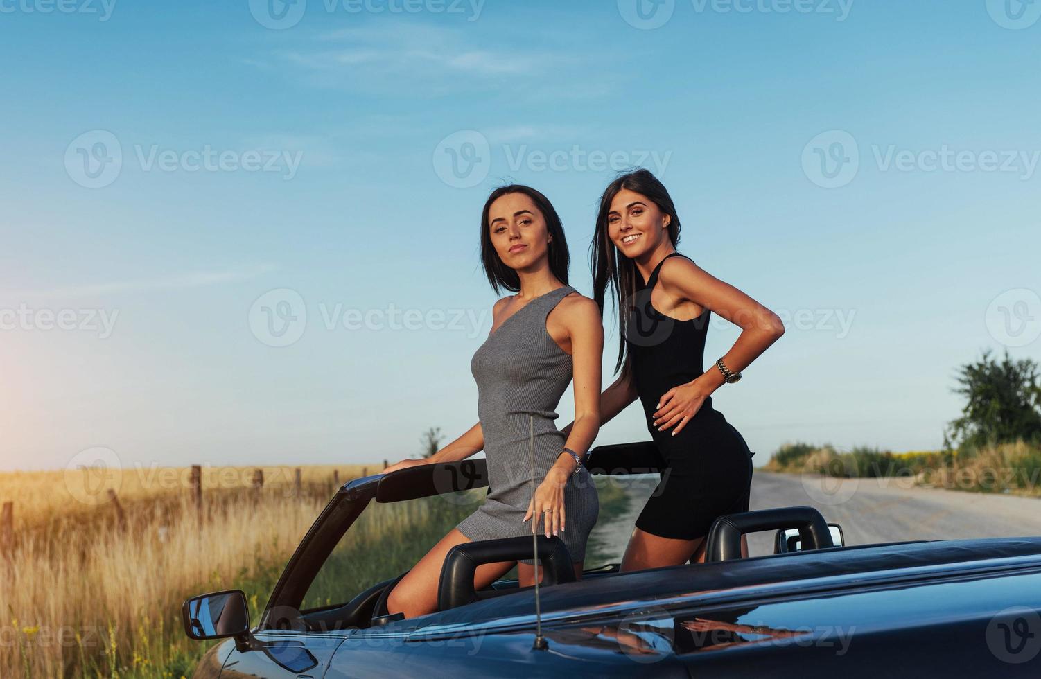 belles deux femmes assises dans un cabriolet photo