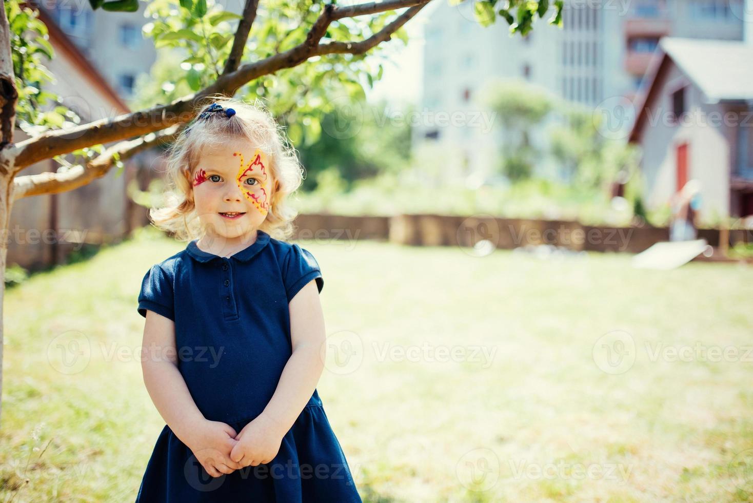 jeune fille avec papillon de peinture de visage. photo