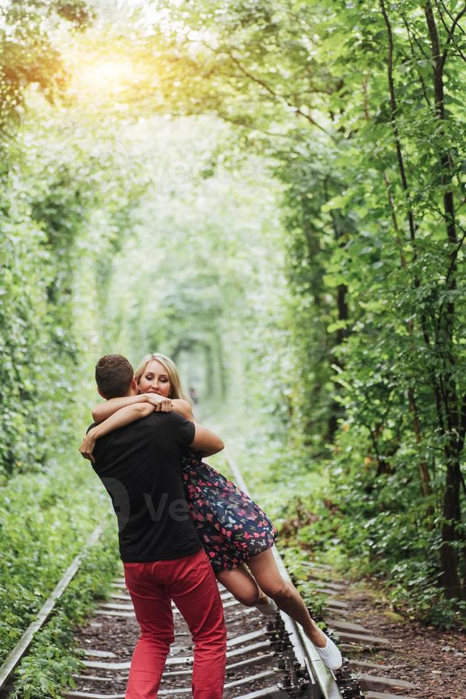 couple d'amoureux amoureux de la route de fer du tunnel photo