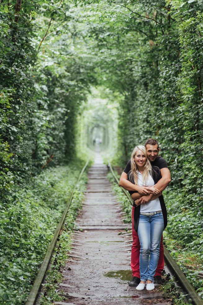 couple d'amoureux sur la route de fer. Ukraine. photo