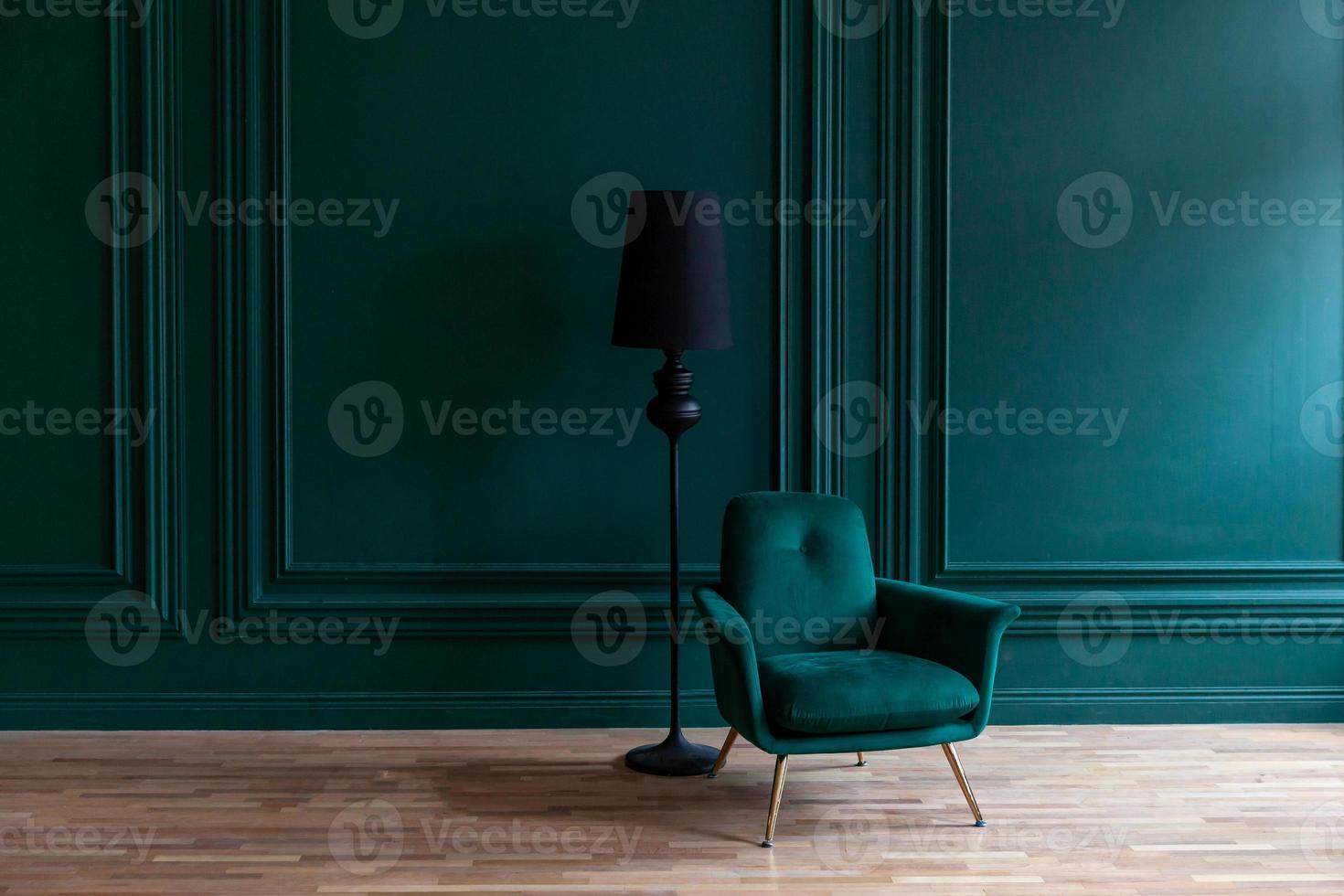 belle salle intérieure de luxe classique bleu vert propre dans un style classique avec fauteuil vert doux. chaise bleu-vert antique vintage debout à côté du mur émeraude. conception de maison minimaliste. photo