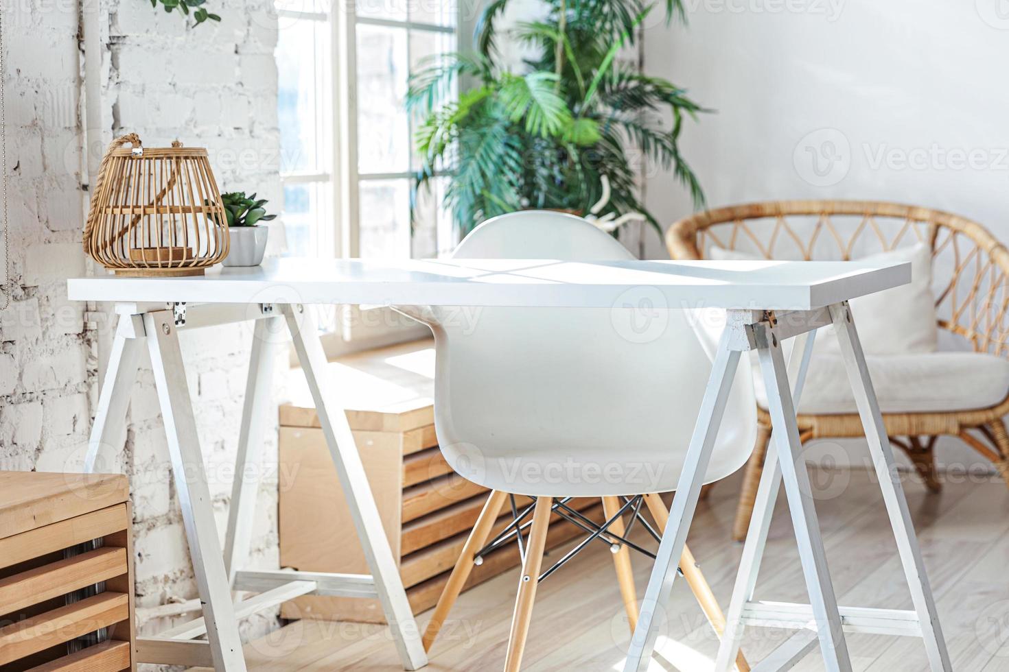 intérieur de bureau à la maison moderne loft élégant. appartement design spacieux avec des murs clairs, de grandes fenêtres et un bureau. décoration moderne et épurée avec un mobilier élégant de style scandinave minimaliste. photo